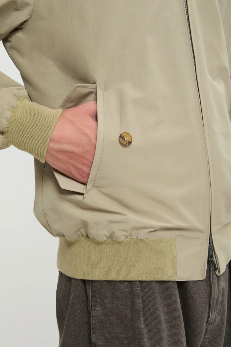 Swing-top " flap pockets with buttons