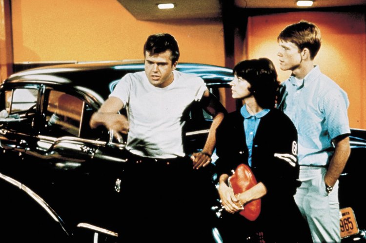 CINDY WILLIAMS, PAUL LE MAT and RON HOWARD in AMERICAN GRAFFITI, 1973, directed by GEORGE LUCAS. Copyright LUCASFILM/COPPOLA CO/UNIVERSAL.