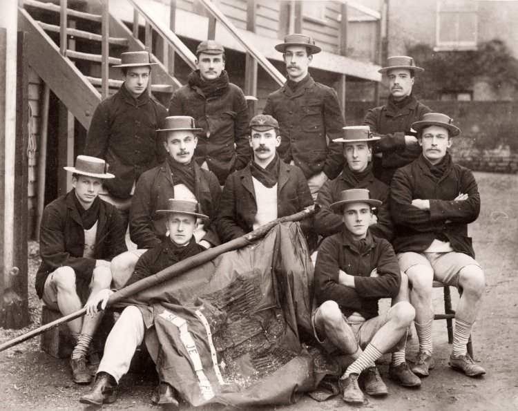 こちらは1890年代に撮影されたLMBCメンバーの集合写真 写真:Mary Evans Picture Library/アフロ 19th century vintage photograph – Lady Margaret Boat Club, Cambridge, rowing team, 1890s