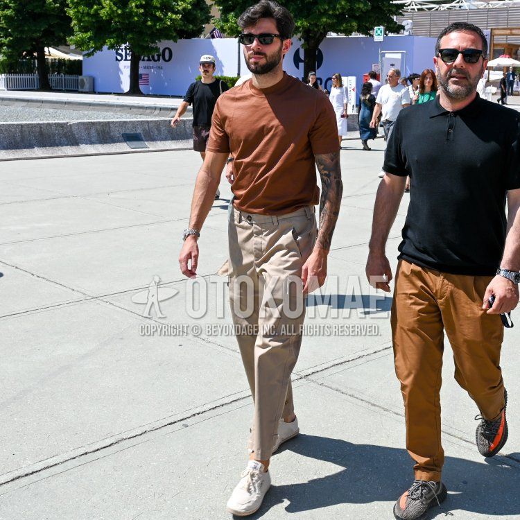 Ray-Ban Wayfarer Wellington plain black sunglasses, plain brown t-shirt, plain beige cargo pants, plain beige chinos, plain beige beltless pants, and white low-cut sneakers for men in summer and spring.