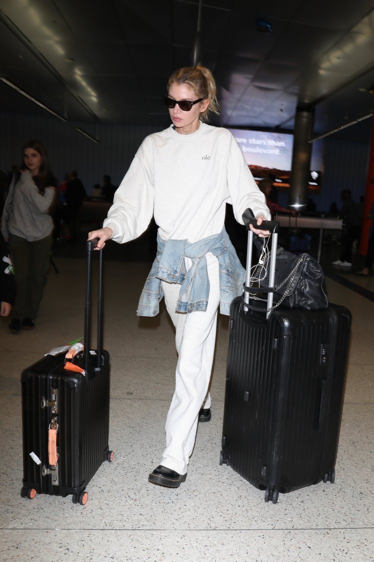 *EXCLUSIVE* Supermodel Stella Maxwell arrives at LAX in a cozy Alo monochrome outfit Los Angeles, CA - *EXCLUSIVE* - Stella Maxwell is spotted arriving at The supermodel keeps it cozy in an oversized light gray sweatshirt paired with matching sweatpants, completing her chic sweatpants, completing her chic Alo monochrome look Pictured: Stella Maxwell BACKGRID USA 25 AUGUST 2024 USA: +1 310 798 9111 / usasales@backgrid.com UK : +44 208 344 2007 / uksales@backgrid.com *UK Clients - Pictures Containing Children Please Pixelate Face Prior To Publication*.