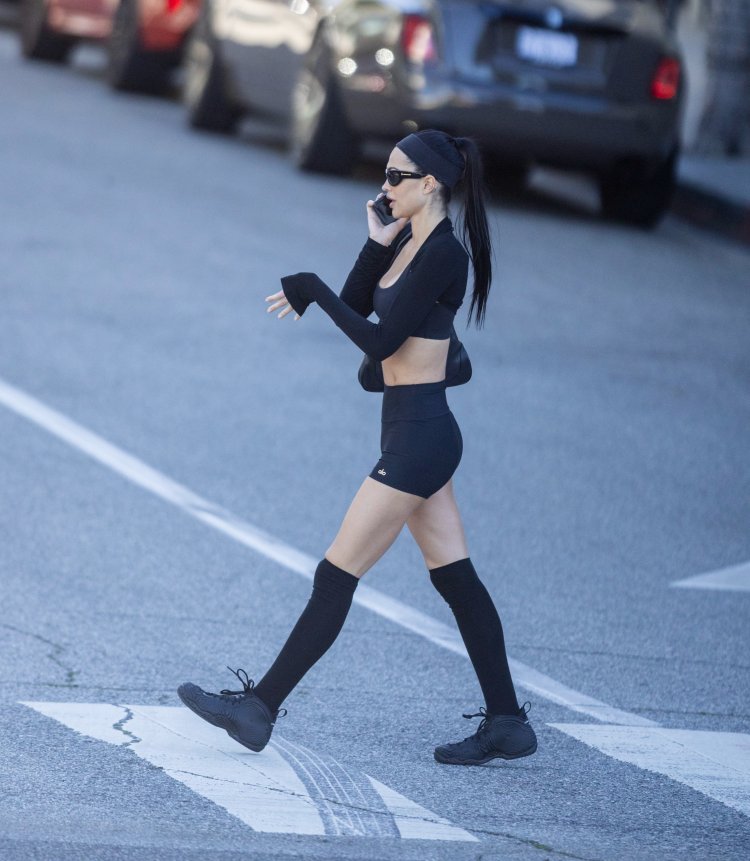 Amelia Gray Hamlin Shows Off Toned Figure in Barely-There Gym Look After Beverly Hills Workout Los Angeles, CA Amelia Gray Hamlin The model turned heads as she stepped out of a Beverly Hills gym, flaunting her toned figure in a barely-there black Alo workout set. The model kept it cool while The model kept it cool while chatting on her phone and sipping a green juice, finishing the look with knee-high socks, sneakers, and sleek sunglasses as she headed on her way.