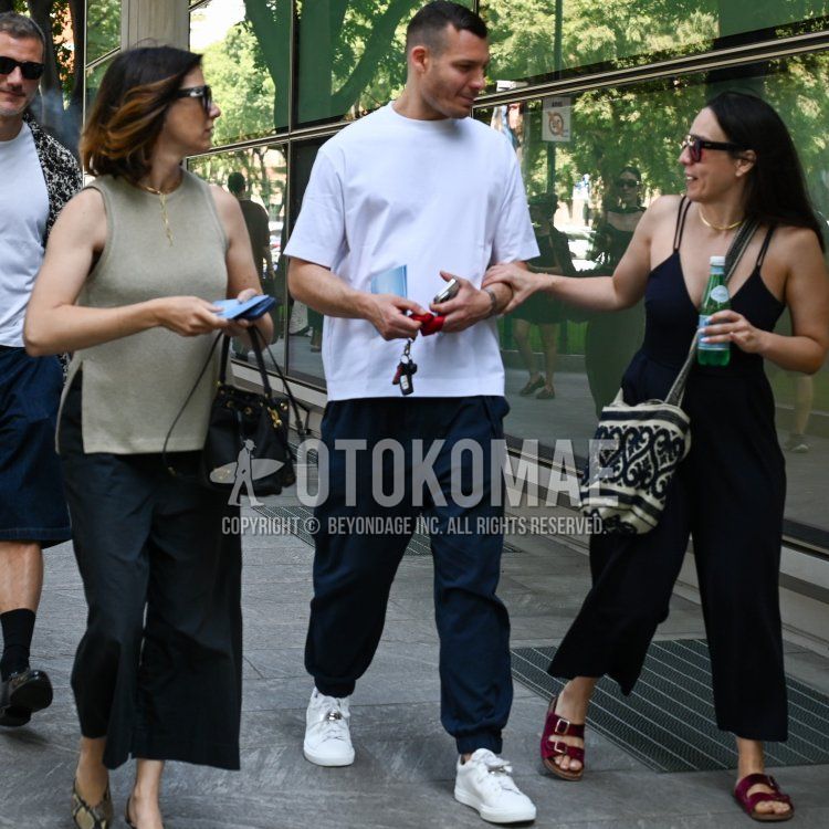 白無地のTシャツ、ネイビー無地のジョガーパンツ/リブパンツ、白ローカットのスニーカーを合わせた夏春のメンズコーデ・着こなし。