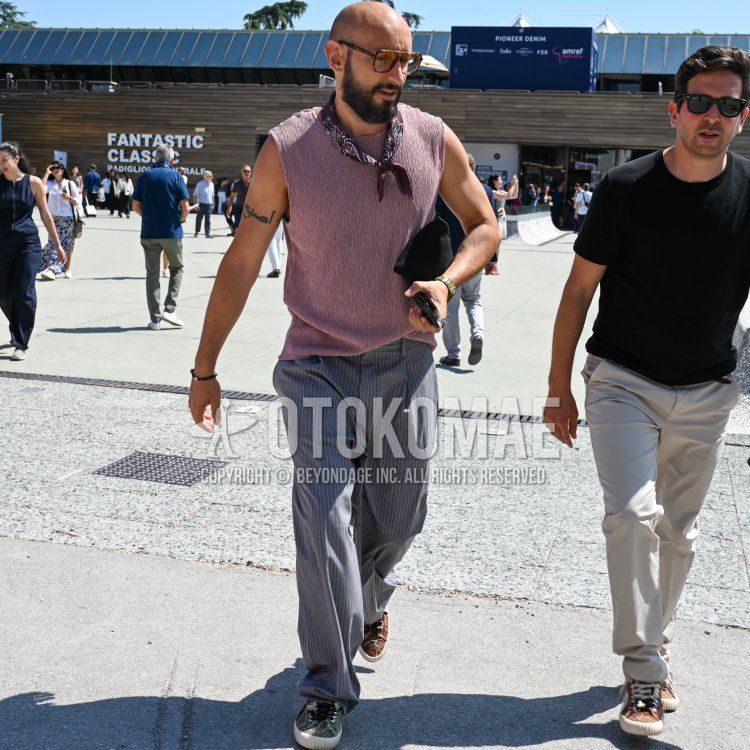 ブラウンべっ甲のメガネ、パープルペイズリーのバンダナ/ネッカチーフ、ニット　ノースリーブのパープル無地のTシャツ、グレーストライプのスラックス、グレーストライプのプリーツパンツ、グリーン・ブラウンローカットのスニーカーを合わせた夏春のメンズコーデ・着こなし。