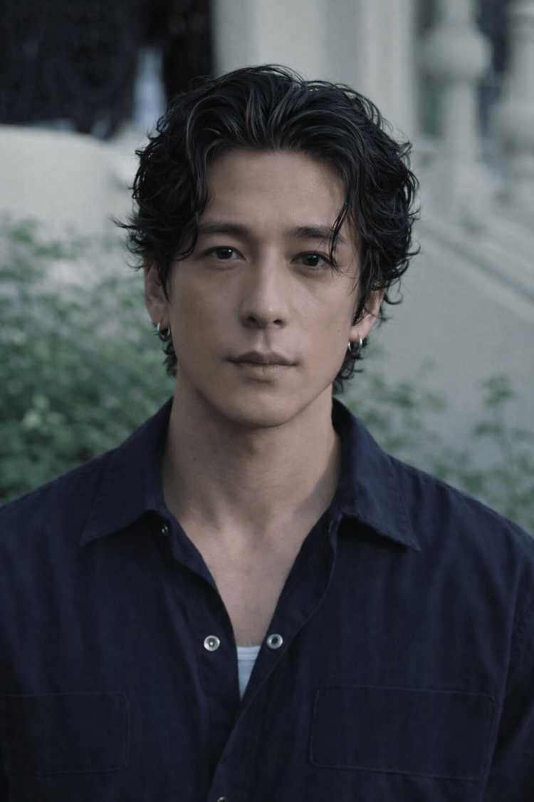 Image of a man with shiny hair