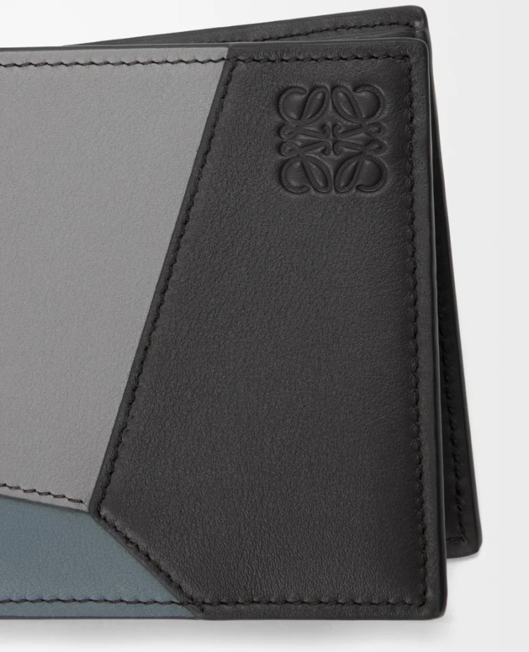 Puzzle bi-fold coin wallet in classic calf leather.