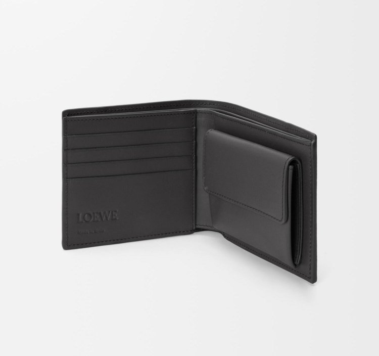 Puzzle bi-fold coin wallet in classic calf leather.
