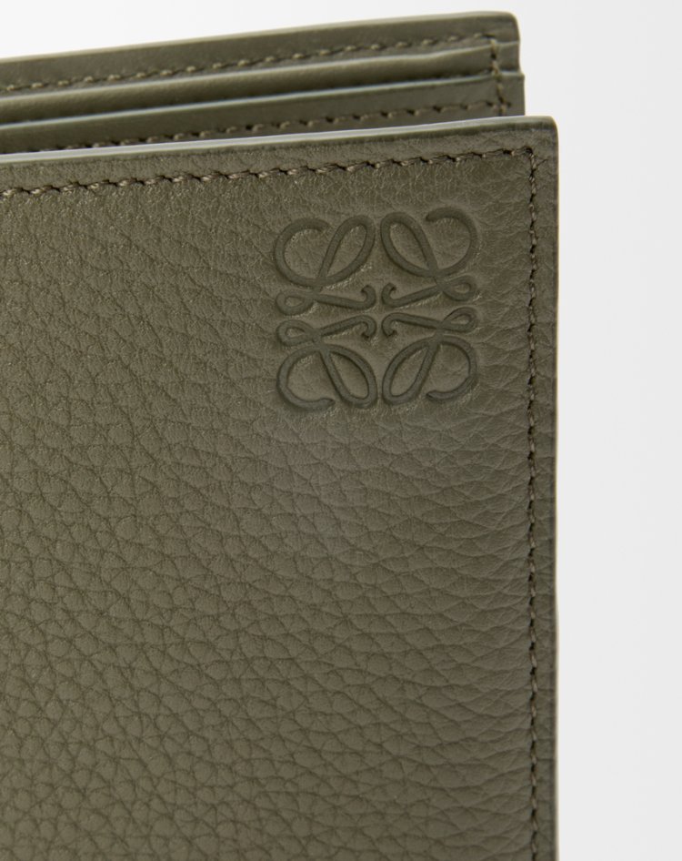 Puzzle bi-fold coin wallet in classic calf leather.