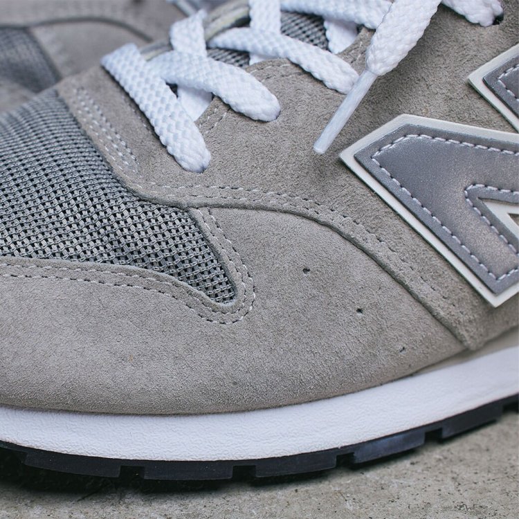 Suede & mesh upper combines lightness and depth