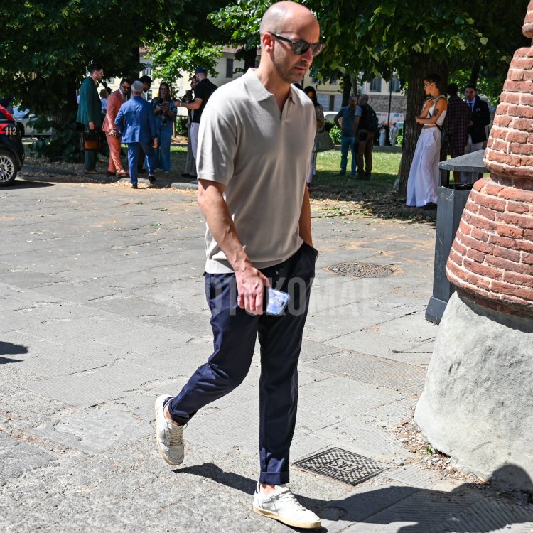 Summer Outfits for Mature Men Featuring a Light Beige Knit Polo Shirt