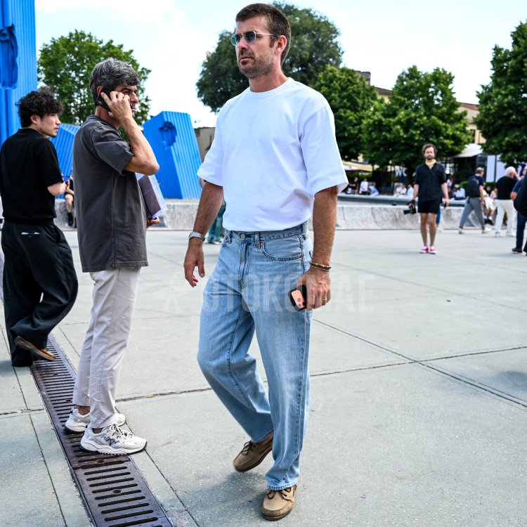 Overseas Street Style Photos of Sophisticated Summer Outfits Featuring High-Quality White T-Shirts
