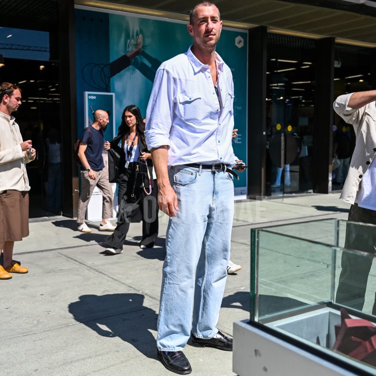A Sophisticated Summer Outfit for Men Featuring Light Blue Jeans and Loafers