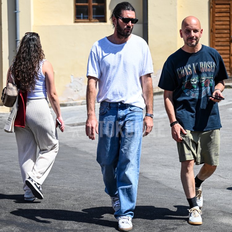 Overseas Street Style Photos of Sophisticated Summer Outfits Featuring High-Quality White T-Shirts