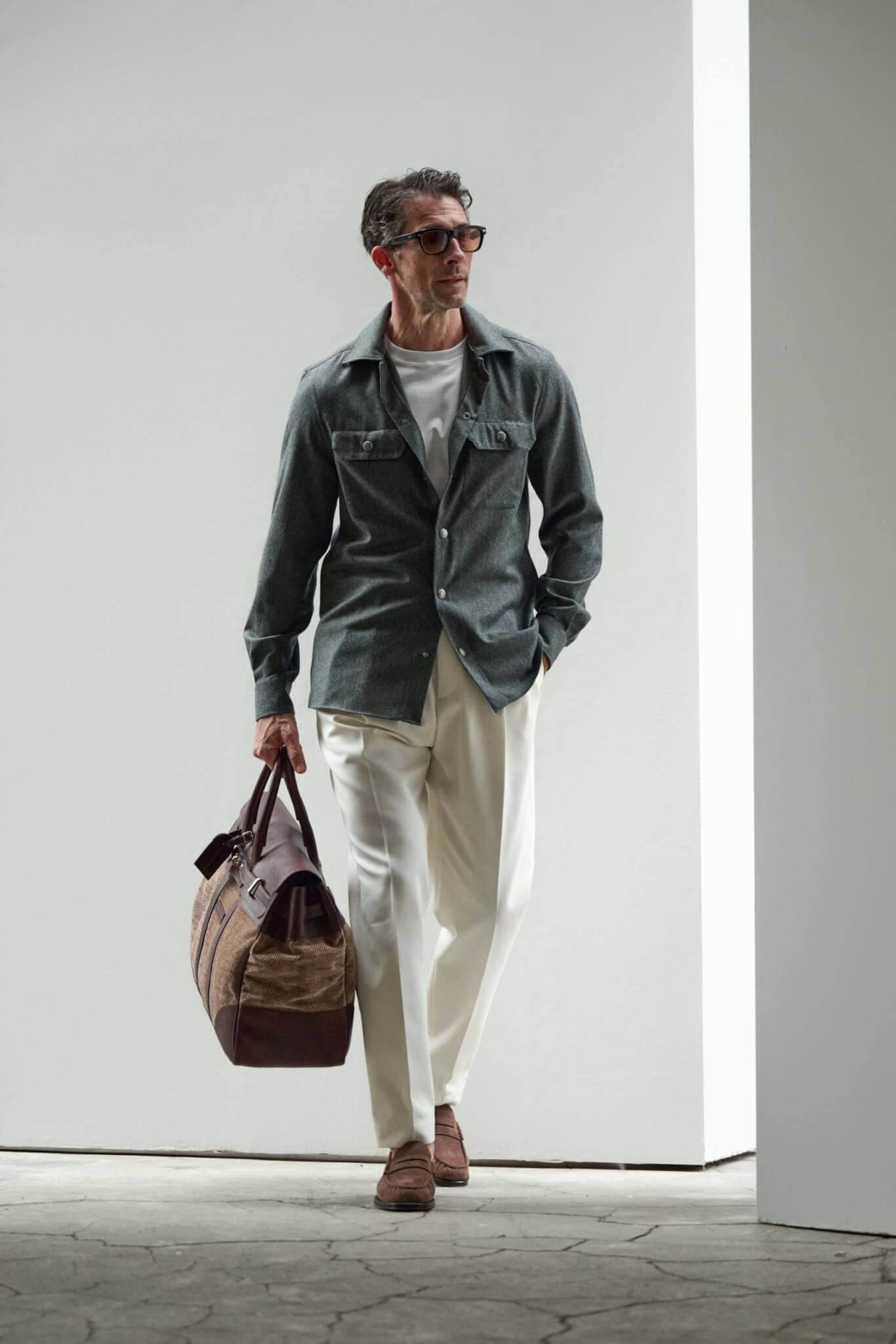 BRUNELLO CUCINELLI 淡色をつなぎ、ブラウン小物で秋の深みを足す