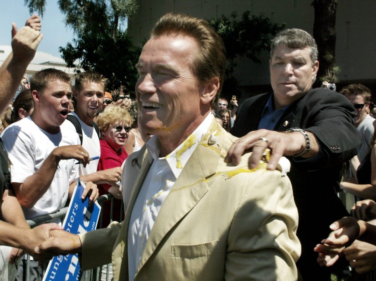 ACTOR SCHWARZENEGGER HIT BY AN EGG DURING CAMPAIGN STOP AT A UNIVERSITY
