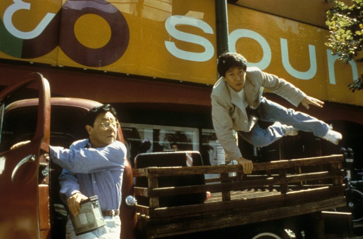 RUMBLE IN THE BRONX, (aka HUNG FN AU), Jackie Chan (right), 1995. ©New Line Cinema/courtesy Everett